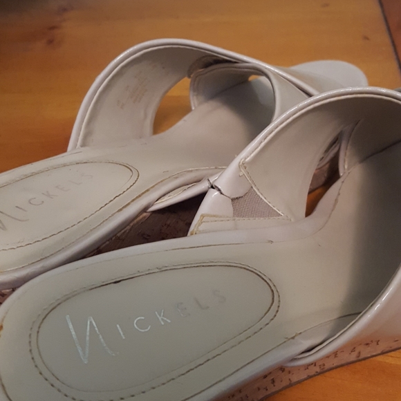 Tan/beige patent leather wedge sandal 9M - Picture 6 of 6